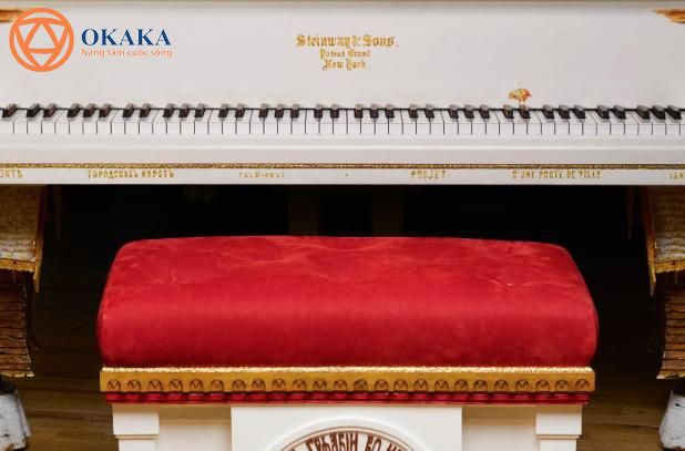 Mất hơn 4 năm để hoàn thành, cây đàn piano “Pictures at an Exhibition” là nhạc cụ đầu tiên của Steinway & Sons lấy cảm hứng từ bản nhạc cùng tên của nhà soạn nhạc lừng danh Modest Mussorgsky. Nhạc cụ tuyệt đẹp mới ra mắt này được nghệ sĩ bậc thầy Steinway Paul Wyse thiết kế theo nguyên mẫu cây grand piano Model D.