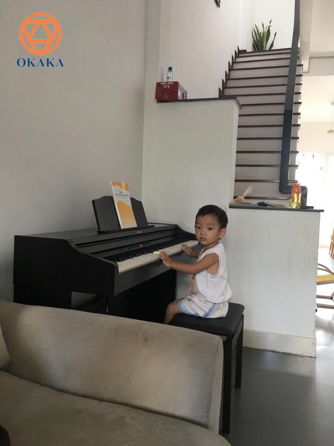 Đầu năm mới, OKAKA đã có chuyến giao đàn piano điện Roland RP-501R cho anh Phú ở Gò Vấp qua lời giới thiệu của anh Thiều – người đã dõi theo OKAKA từ những ngày đầu.