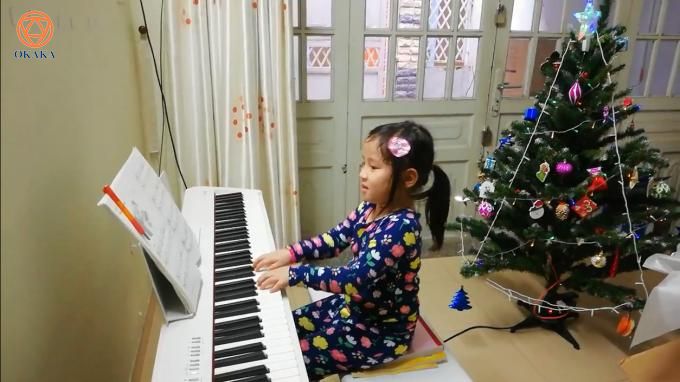 Hơn một năm trước, anh Thu gọi điện đến OKAKA đặt mua đàn piano điện Roland FP-30 cho con gái nhỏ luyện tập. Và hôm nay OKAKA rất vui khi thấy bé tiến bộ trong việc học đàn và bước đầu gặt hái những thành công nhỏ.
