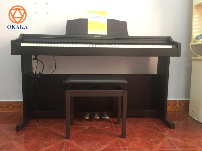 Chiều hôm qua, OKAKA đã đến giao đàn piano điện Roland RP-501R cho chị Nhung ở Bình Thạnh - một cô gái trẻ nhưng đầy tình yêu với âm nhạc.