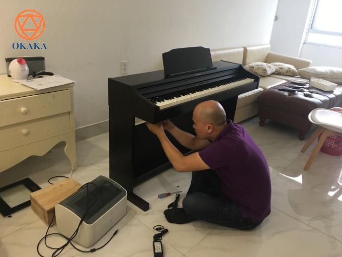 Hôm qua, OKAKA đã đến chung cư Mỹ Đức, Bình Thạnh giao đàn piano điện Roland RP-501R cho anh Nghị.