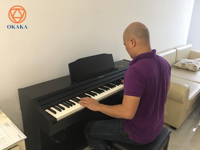 Hôm qua, OKAKA đã đến chung cư Mỹ Đức, Bình Thạnh giao đàn piano điện Roland RP-501R cho anh Nghị.