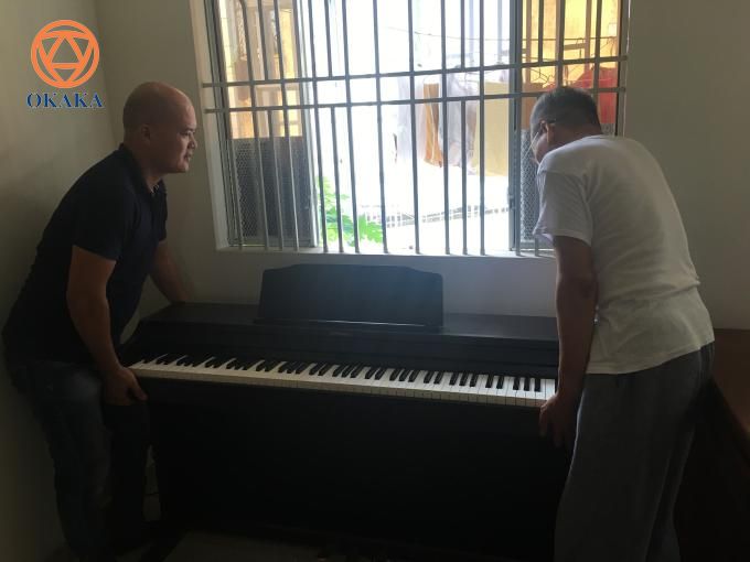 Cuối tuần rồi OKAKA đã đến giao đàn piano điện Roland RP-501R cho anh Hanh ở Bình Thạnh. Qua tìm hiểu trên mạng, anh biết đến model đàn piano điện Roland RP-501R. Anh đã đến cửa hàng xem và quyết định đặt mua cây này ở OKAKA cho con gái tập.