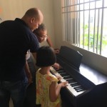 Cuối tuần rồi OKAKA đã đến giao đàn piano điện Roland RP-501R cho anh Hanh ở Bình Thạnh.  Qua tìm hiểu trên mạng, anh biết đến model đàn piano điện Roland RP-501R. Anh đã đến cửa hàng xem và quyết định đặt mua cây này ở OKAKA cho con gái tập.