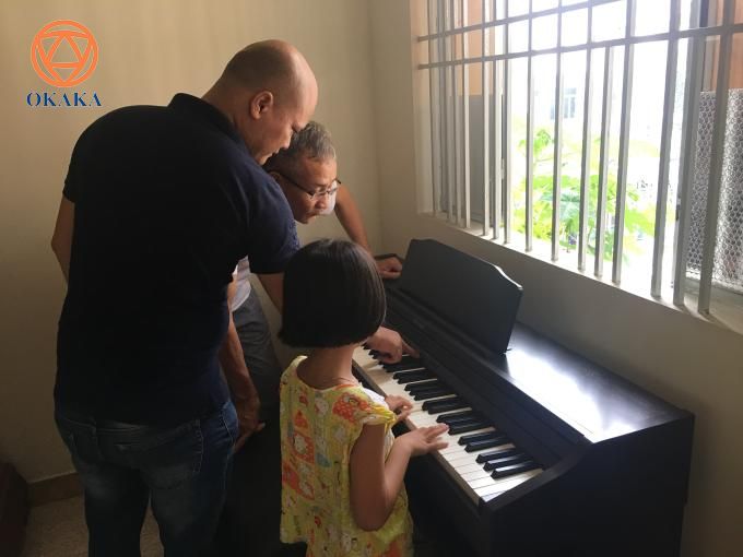 Cuối tuần rồi OKAKA đã đến giao đàn piano điện Roland RP-501R cho anh Hanh ở Bình Thạnh. Qua tìm hiểu trên mạng, anh biết đến model đàn piano điện Roland RP-501R. Anh đã đến cửa hàng xem và quyết định đặt mua cây này ở OKAKA cho con gái tập.