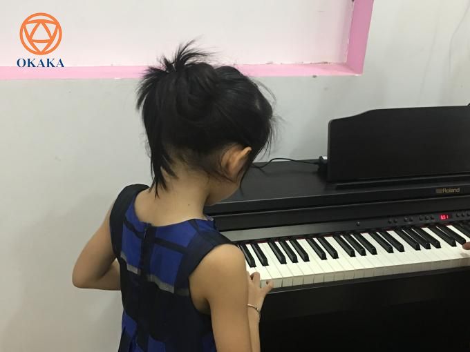 Ngày 31/5 vừa qua, OKAKA đã đến giao đàn piano điện Roland RP-501R cho anh Long ở quận 4 để kịp làm quà tặng con gái nhân ngày Quốc tế Thiếu nhi 1/6.