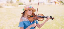 Cô gái nhỏ chơi violin trên đường phố gây sốt cộng đồng mạng!