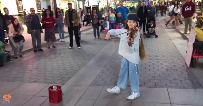 Không ai có thể phủ nhận tài năng phi thường của Karolina Protsenko – cô gái nhỏ đang gây bão trên toàn thế giới nhờ các video chơi violin trên đường phố.